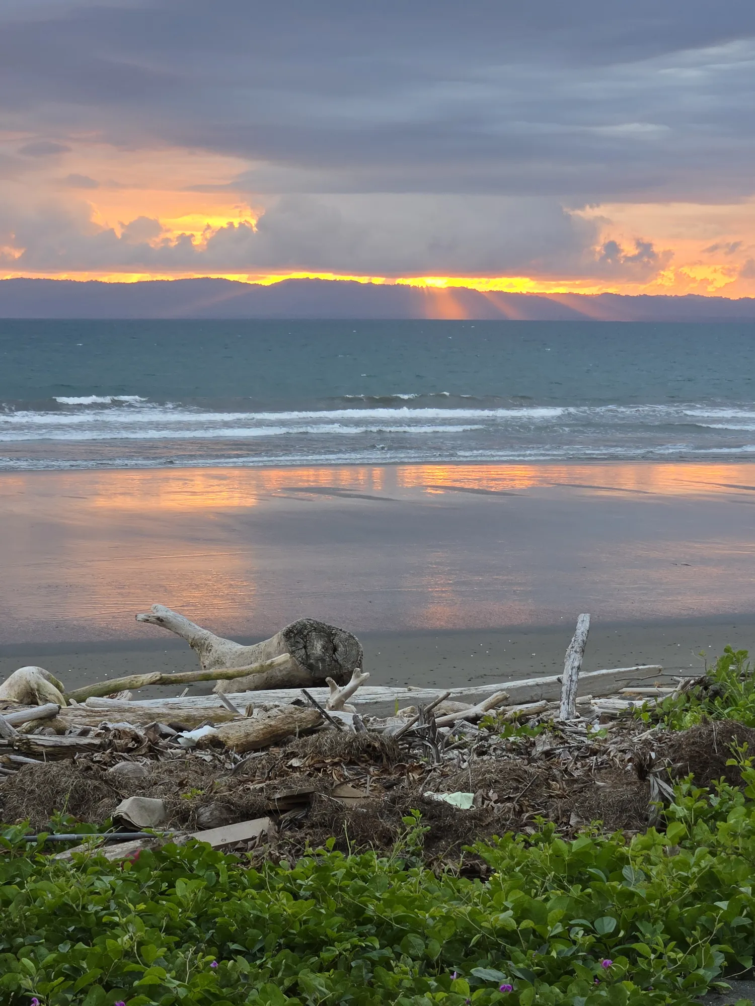 Steps to Playa Zancudo beach from Sea Señorita Villa, Golfo Dulce